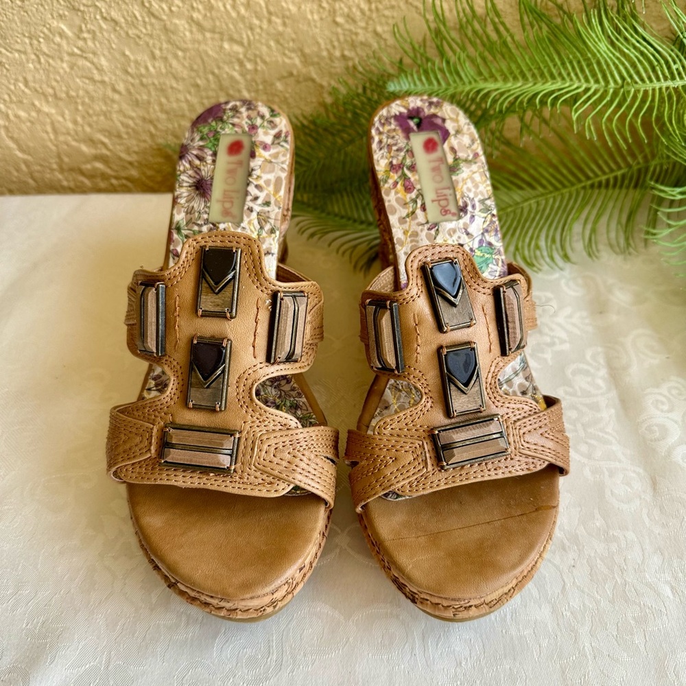Two Lips brand beige wedge sandals - Picture 2 of 9